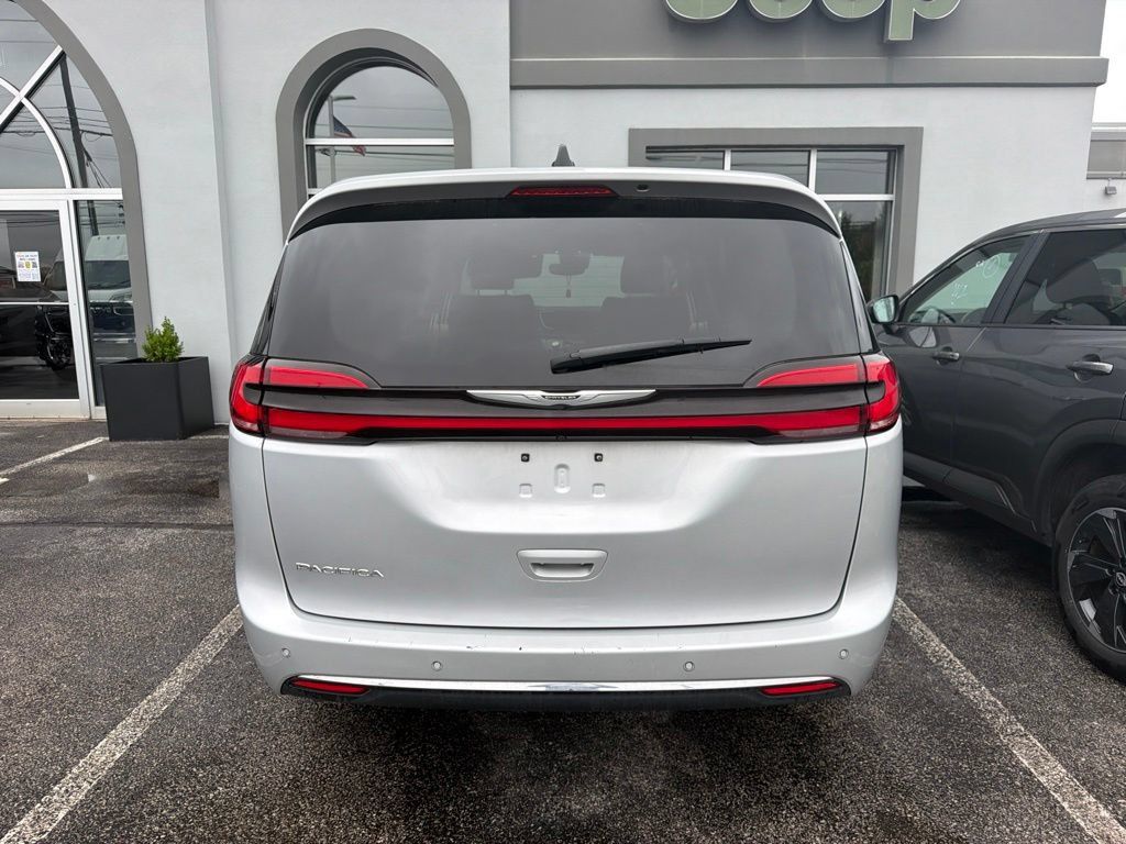 Used 2023 Chrysler Pacifica Touring-L FWD image 3