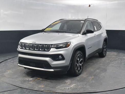 Used 2025 Jeep Compass Limited image 4
