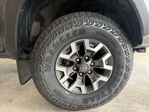 Used 2022 Toyota Tacoma TRD Off-Road w/ TRD Premium Off Road Package AWD/4WD image 41