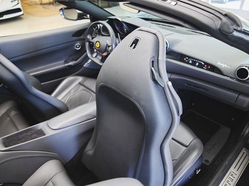 Used 2019 Ferrari Portofino image 32