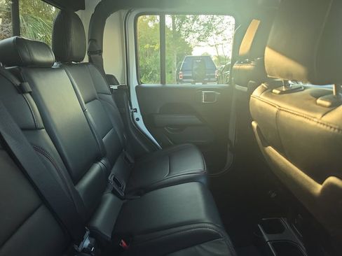 Used 2023 Jeep Gladiator Rubicon w/ Cold Weather Group AWD/4WD image 5