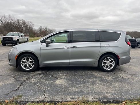 Used 2020 Chrysler Pacifica Touring w/ Tire & Wheel Group image 11