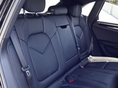 Certified 2025 Porsche Macan AWD/4WD image 23