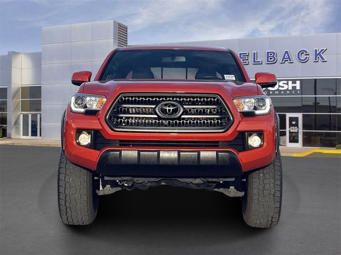 Used 2017 Toyota Tacoma TRD Off-Road image 8