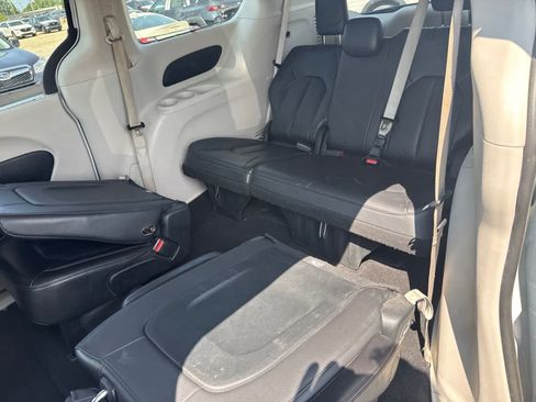 Used 2018 Chrysler Pacifica Touring-L w/ Tire & Wheel Group FWD image 16