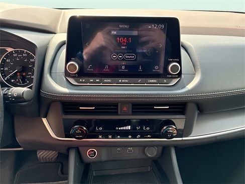 Used 2023 Nissan Rogue SV image 16