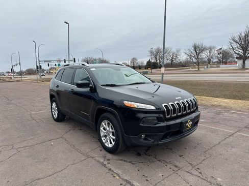 Used 2017 Jeep Cherokee Latitude w/ Cold Weather Group image 7