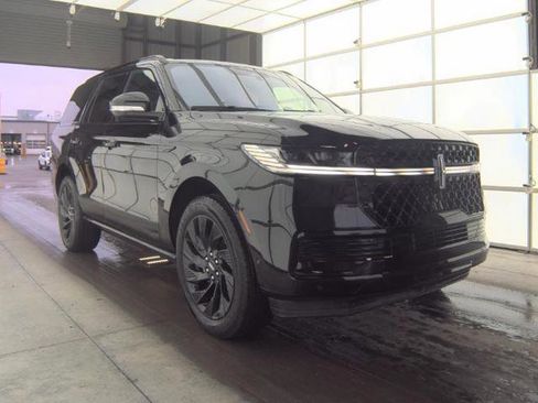 Used 2025 Lincoln Navigator Reserve w/ Jet Appearance Package image 3