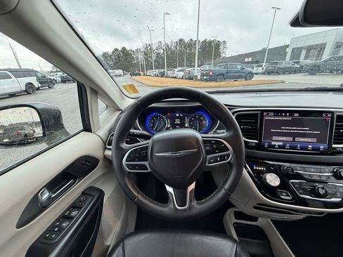 Used 2022 Chrysler Pacifica Touring-L image 15
