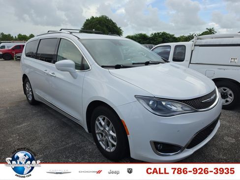 Used 2020 Chrysler Pacifica Touring-L w/ Advanced Safetytec Group FWD image 1