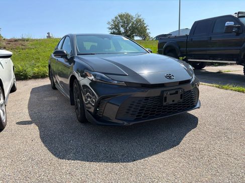 Used 2025 Toyota Camry SE AWD/4WD image 2