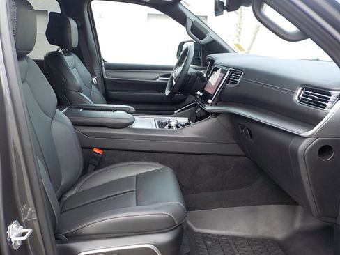 Used 2025 Jeep Wagoneer Series II image 19