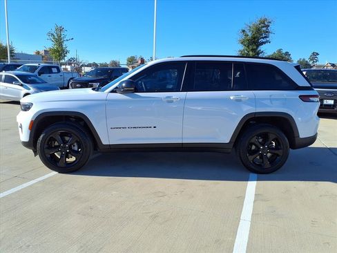 Used 2024 Jeep Grand Cherokee Altitude image 8