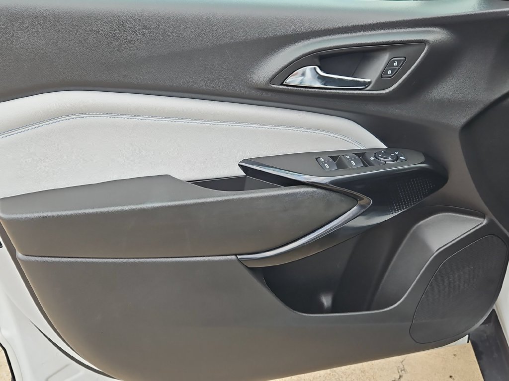 Used 2025 Chevrolet Trax LT w/ LT Convenience Package FWD image 11