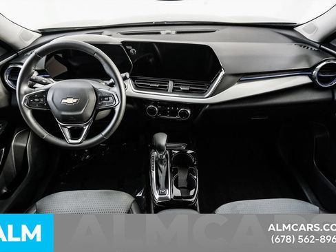 Used 2025 Chevrolet Trax LT w/ LT Convenience Package FWD image 31