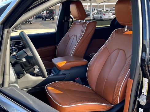 Used 2024 Chrysler Pacifica Pinnacle image 7