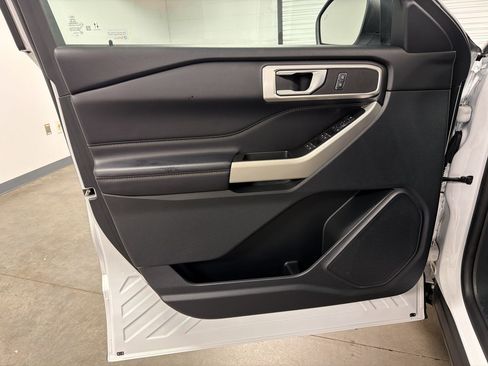 Used 2021 Ford Explorer XLT RWD image 12