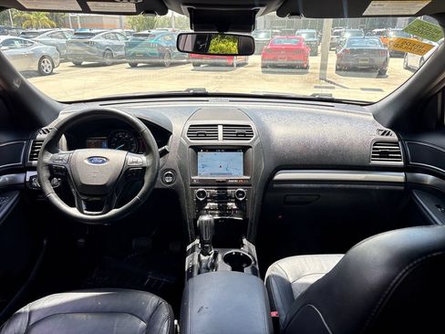 Used 2018 Ford Explorer XLT w/ Equipment Group 202A FWD image 8