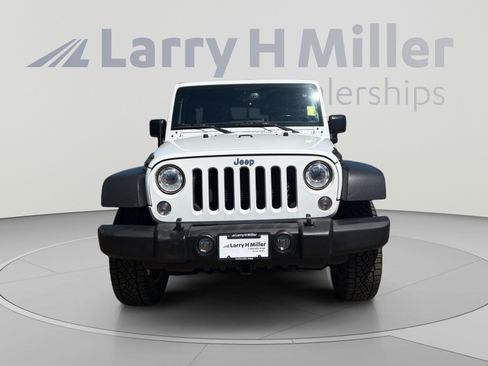 Used 2017 Jeep Wrangler Unlimited Rubicon w/ Connectivity Group AWD/4WD image 8