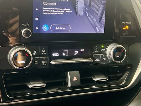 Used 2023 Toyota Highlander LE FWD image 27
