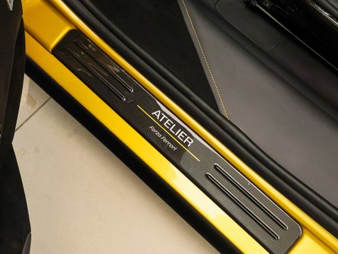 Used 2024 Ferrari SF90 Spider image 36