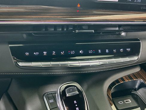 Used 2022 Cadillac Escalade Luxury w/ LPO, Illumination Package AWD/4WD image 16