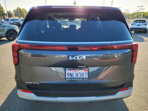 Used 2025 Kia Carnival FWD image 5