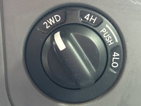 Used 2013 Nissan Frontier SV w/ SV Value Truck Pkg AWD/4WD image 32