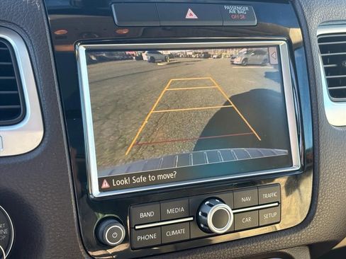 Used 2014 Volkswagen Touareg Sport image 4