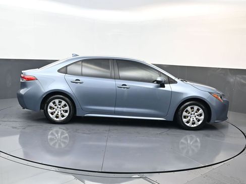 Used 2022 Toyota Corolla LE FWD image 2