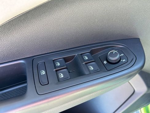 Used 2025 Volkswagen Taos SE image 13