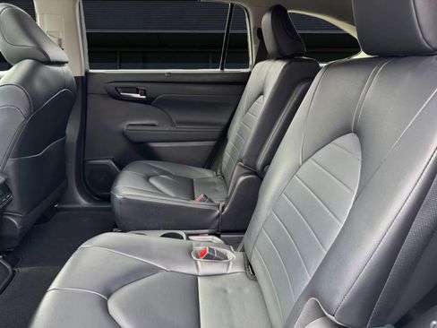 Used 2023 Toyota Highlander XLE image 16