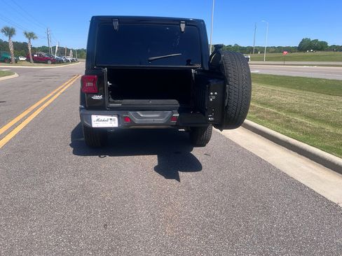 Used 2021 Jeep Wrangler Unlimited Sahara image 9