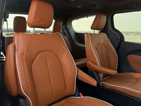 New 2026 Chrysler Pacifica Pinnacle image 19