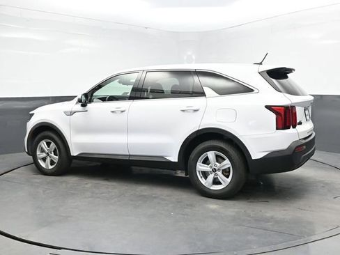 Used 2022 Kia Sorento LX image 4