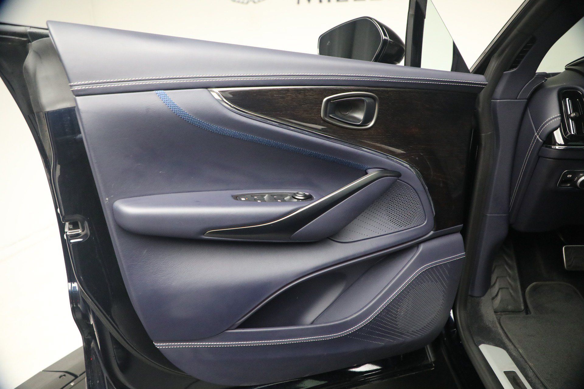 Used 2025 Aston Martin DBX 707 AWD/4WD image 16