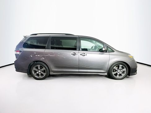 Used 2017 Toyota Sienna SE w/ SE Preferred Package FWD image 10