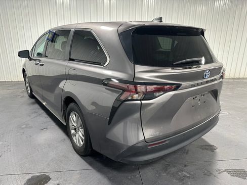 Used 2024 Toyota Sienna XLE AWD/4WD image 3