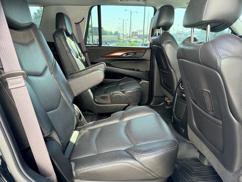 Used 2016 Cadillac Escalade Luxury AWD/4WD image 17