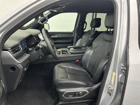 Used 2024 Jeep Wagoneer L Series II w/ Flexible Seating Group AWD/4WD image 9