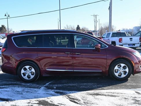 Used 2017 Chrysler Pacifica Touring-L Plus image 5