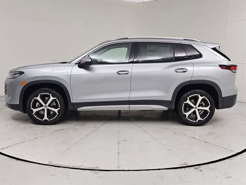 New 2025 Volkswagen Tiguan SE image 3