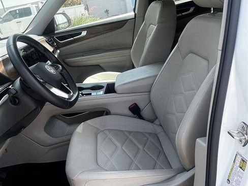 Used 2024 Volkswagen Atlas SE FWD image 6