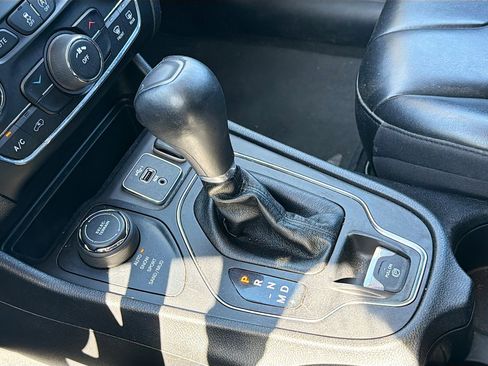 Used 2020 Jeep Cherokee Latitude Plus image 27