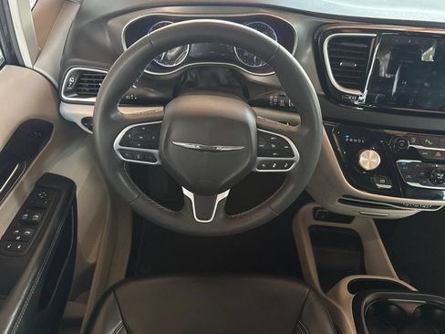 Used 2023 Chrysler Pacifica Touring-L FWD image 18