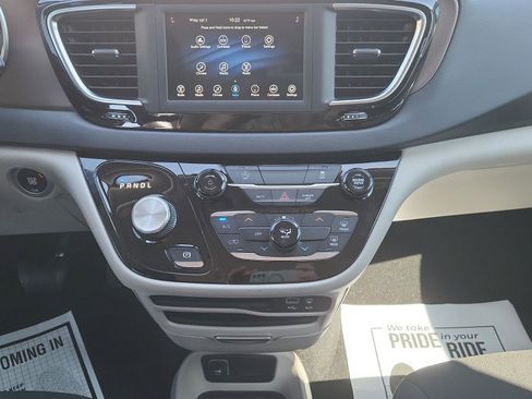 Used 2020 Chrysler Voyager L FWD image 29
