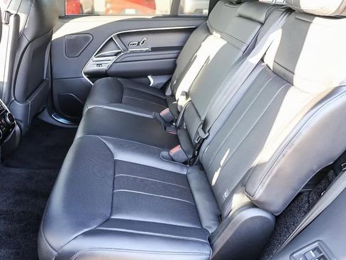 New 2025 Land Rover Range Rover Long Wheelbase SE image 18