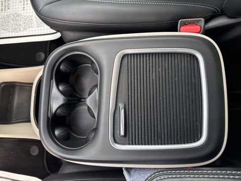 Used 2024 Chrysler Pacifica Touring-L image 19