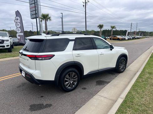 Used 2023 Nissan Pathfinder SV image 7