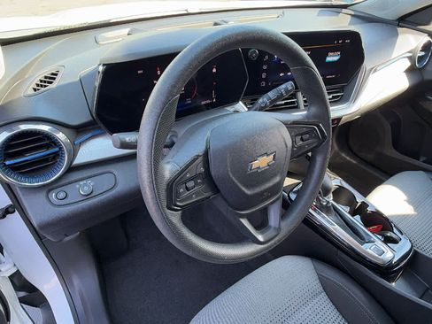 Used 2024 Chevrolet Trax LT FWD image 10